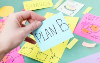 Blauer Zettel mit der Aufschrift "Plan B" – bei einer Projektkrise ist ein Plan B oft von großer Bedeutung.