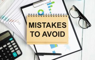 Notizblock mit der Aufschrift "Mistakes to avoid" – Mithilfe dieser Methoden können Geschäftsführer:innen Fehler im Projektmanagement verhindern oder diese optimal auffangen.